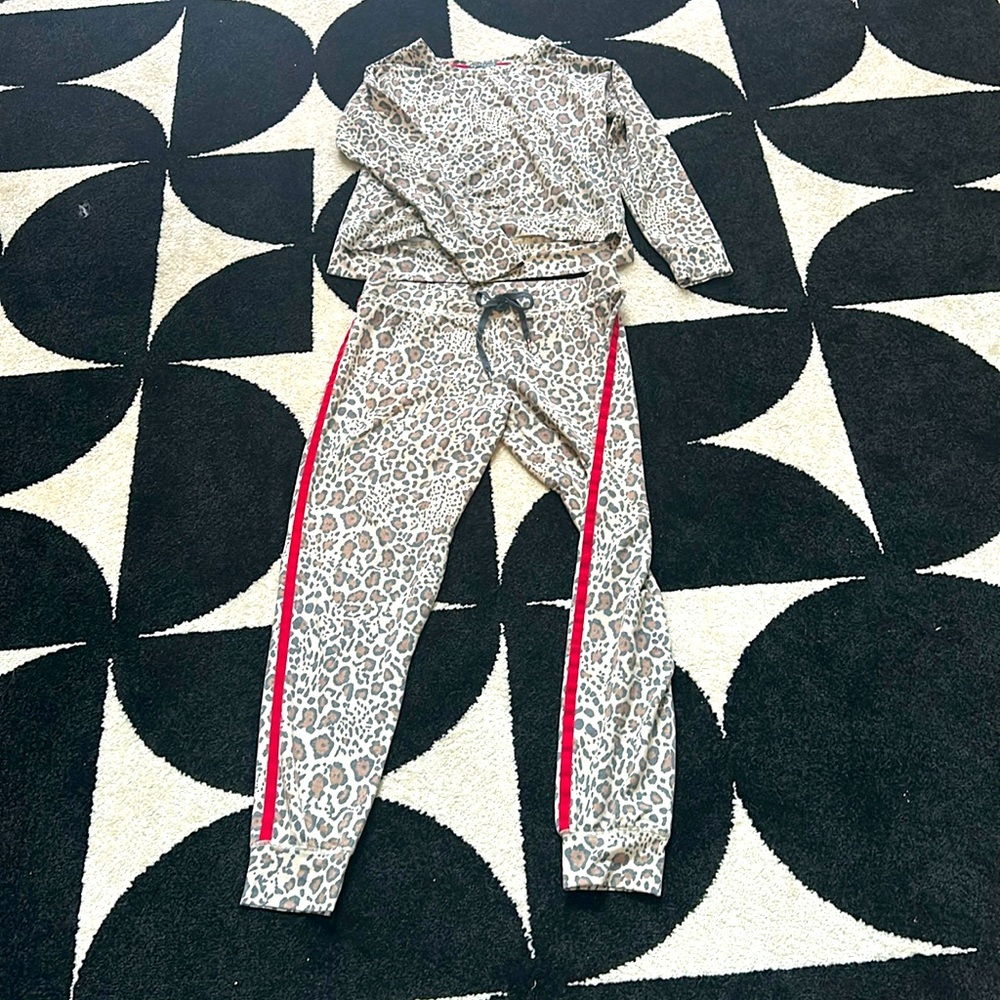 Cheetah PJ Salvage lounge set
Top XS
Bottom MED